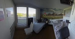 a room with a living room with a couch and a table at Helles WG Zimmer 1von4 in fantastischer Attikawohnung in Oetwil am See