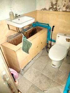 un bagno con lavandino e WC di Idiosyncrasy Bar and Hostel a Kampot