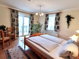 Posteľ alebo postele v izbe v ubytovaní Landhaus Neubauer