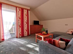 Televízia a/alebo spoločenská miestnosť v ubytovaní Landhaus Neubauer + 9 fotografií