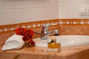 lavabo con grifo y toalla en Villas Costa Papagayo, en Playa Blanca