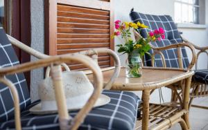 a table and chairs with a vase of flowers on it at Flo's Ferienwohnungen in Zeil