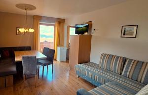 una sala de estar con un sofá y una mesa en Mair am Hof - Farm - Maso - Bauernhof, en San Lorenzo di Sebato