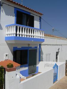 un edificio azul y blanco con balcón en Casa Azul, en Albufeira