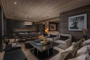 Posezení v ubytování New and exclusive chalet apartment with mountain panorama view