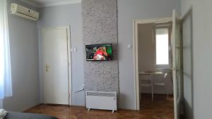 Televisyen dan/atau pusat hiburan di Apartment Nataly