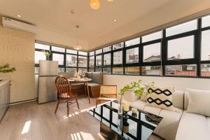 un salon avec un canapé et une table dans l'établissement Serviced Apartments in Heart of Old quarter by SSens Homes, à Hanoï