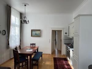 Kuchyň nebo kuchyňský kout v ubytování Schöne Ferienwohnung in Seebad Bansin 200m vom Strand (Heringsdorf, Kaiserbäder, Usedom)