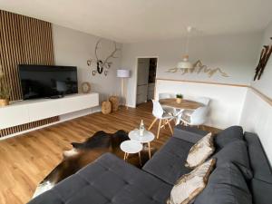 ショナッハにあるAppartement zum Hirschのソファとテーブルのあるリビングルーム