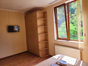 TV in/ali zabaviščno središče v nastanitvi Hotel forest echo