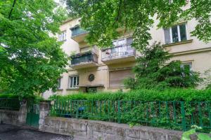 un edificio con una valla delante en Boroka Apartman, en Budapest