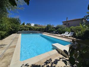 a swimming pool in the backyard of a house at Cocoon Luberon in Lauris