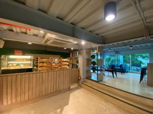 ein Restaurant mit einer Theke und einem Esszimmer in der Unterkunft Grand Cordela Hotel Bandung in Bandung + 46 Fotos