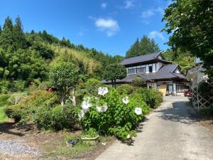 郡山Sudo Nousaien的一栋房子前有一束鲜花