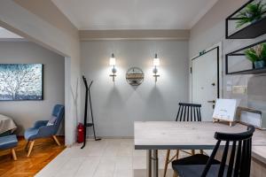 A seating area at Fully renovated flat close to Uni & hospitals