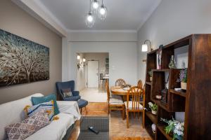 A seating area at Fully renovated flat close to Uni & hospitals