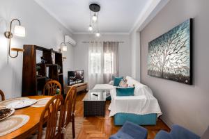 A television and/or entertainment centre at Fully renovated flat close to Uni & hospitals