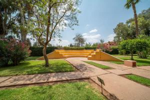 Luxury Apartment with Pool Large Terrace & Balconies in Hivernage Marrakech外面的花园