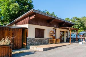 吉莱斯特尔Camping Onlycamp la Rochette的一座带车库和围栏的小建筑