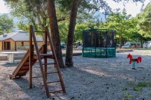 吉莱斯特尔Camping Onlycamp la Rochette的带梯子和消防栓的游乐场