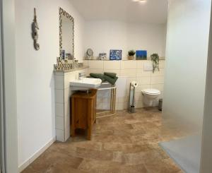 a bathroom with a sink and a toilet at Ferienwohnung Seestraße in Plau am See