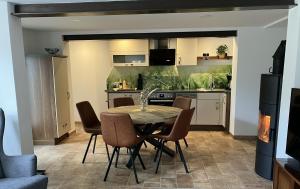 a kitchen and dining room with a table and chairs at Ferienwohnung Seestraße in Plau am See