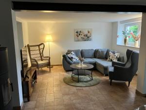 a living room with a couch and a table at Ferienwohnung Seestraße in Plau am See
