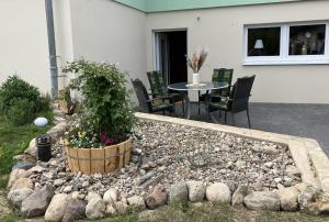 a patio with a table and a potted plant at Ferienwohnung Seestraße in Plau am See