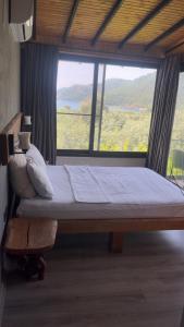 Una cama grande en una habitación con una ventana grande. en Sayfiye Butik Otel, en Köyceğiz 18 fotos más