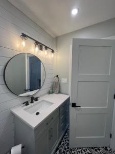 łazienka z umywalką i lustrem w obiekcie Wiley Woods Cottage w mieście Minden +50 zdjęć