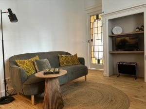 ein Wohnzimmer mit Sofa und Tisch in der Unterkunft Bommels Bed in Zaltbommel