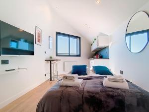 Un dormitorio con una cama grande con dos almohadas encima. en Suite Fashion Week - Appartement central, en Argenteuil