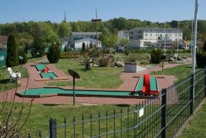 un parc avec quelques toboggans dans l'herbe dans l'établissement Seeparkpromenade Sellin Wohnung Morgensonne, à Sellin