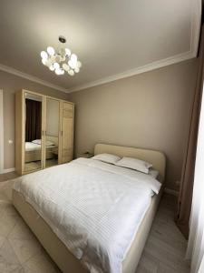 Postel nebo postele na pokoji v ubytování Grand Turan 1 and 2 Room Apartments