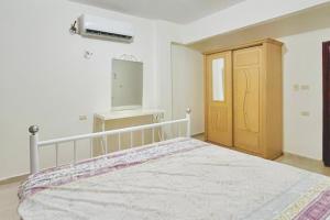 Rúm í herbergi á Beach and pools front challet in Ras Sudr families Only عائلات فقط