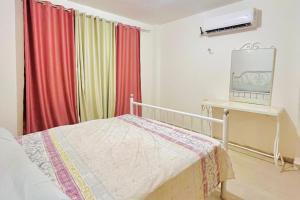 Rúm í herbergi á Beach and pools front challet in Ras Sudr families Only عائلات فقط