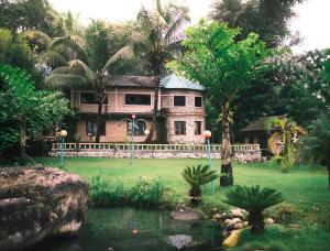 una casa con un laghetto davanti di Presidency Resort a Upardāng Garhi