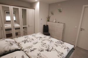 LangsurFerienwohnung am Wingertsberg的卧室里有一张床，床铺着白色的被子