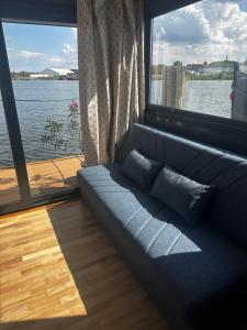 Hausboot Wasservilla的休息区