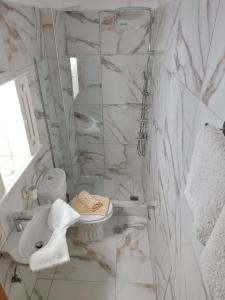 A bathroom at 85 sqm Apartments New Panorama ELECTRIC CAR ΦΩΡΤΗΣΗΣ STATION