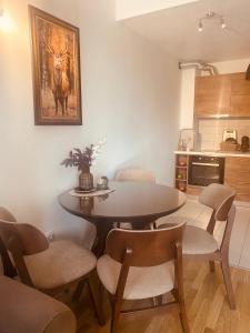 Una cocina con mesa de comedor y sillas. en Moun2, en Mavrovo