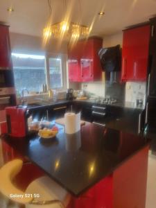 Kuchyň nebo kuchyňský kout v ubytování Serene Family Home and Gardens