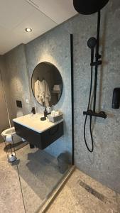 un baño con lavabo y espejo en Le Balcon du Port, en Casablanca