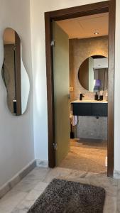 un baño con lavabo y espejo en Le Balcon du Port, en Casablanca 18 fotos más