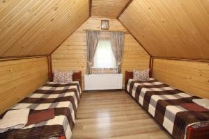 Postel nebo postele na pokoji v ubytování Ластівчине гніздо