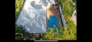 una vista aérea de un edificio con una puerta azul en Newly Renovated Fort Lauderdale Pool Home 3BR and 3 and a half baths, en Fort Lauderdale