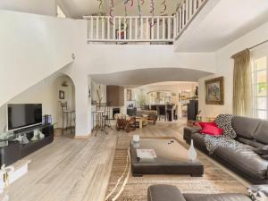 un soggiorno con un divano e un tavolo di Villa Sainte Colombe a Vence