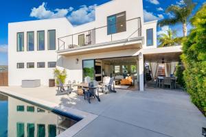 Casa blanca con patio y piscina en Luxury Pool Haven Scenic Views and Summer Fireworks, en San Diego