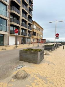 a street with a large building in the background at Top APPARTEMENT LA PANNE in De Panne