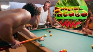 un homme et une femme jouant au billard dans l'établissement PaCasa Hostel, à David